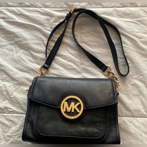 UC Michael Kors black pebbled leather crossbody handbag w/front closure